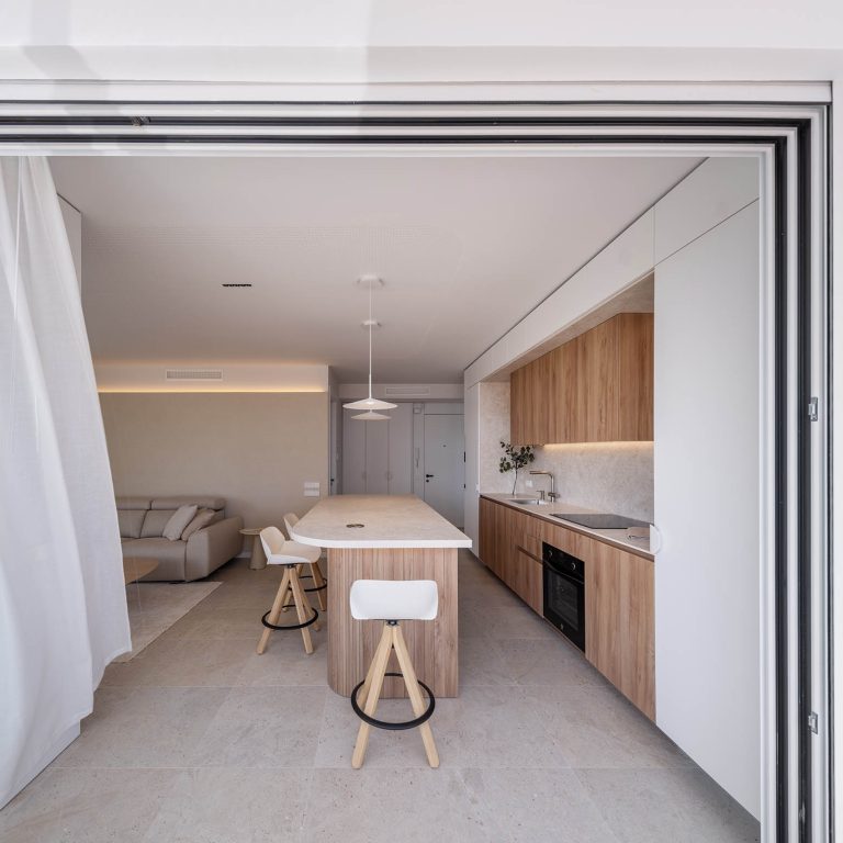 cocina con isla abierta a la terraza