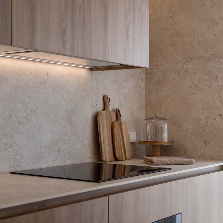 iluminación indirecta oculta en los muebles altos de la cocina