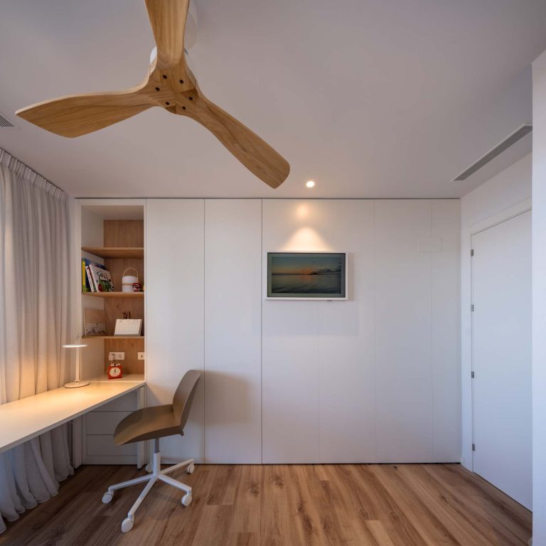 dormitorio-mesa-y-estanteria-integrada