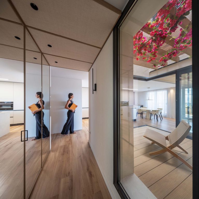 entrada-atico-espejos-techo-rafia-ag-diseno-interior