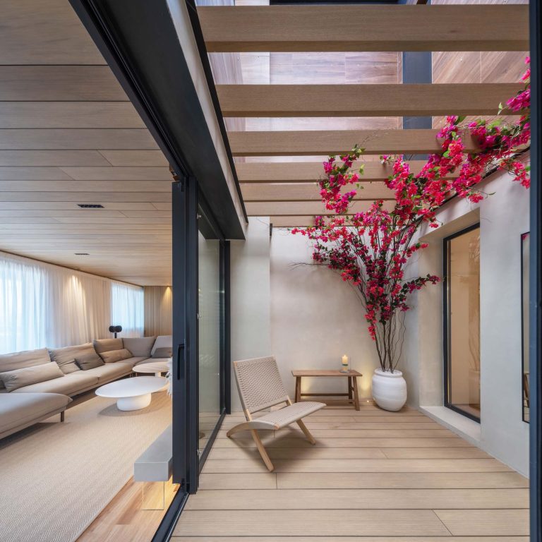 salon-abierto-hacia-patio