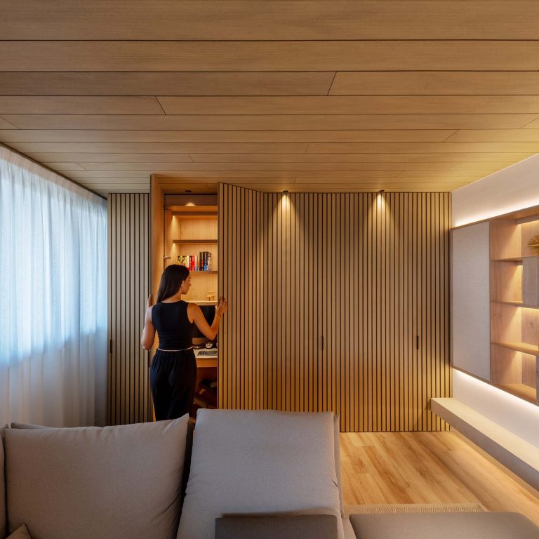 salon-panelado-tarimatec-armario-atico-alberto-garcia-diseno-interior-murcia