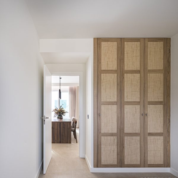 ag-diseño-interior-portomarina-higuericas-armarios-rafia-cuarterones