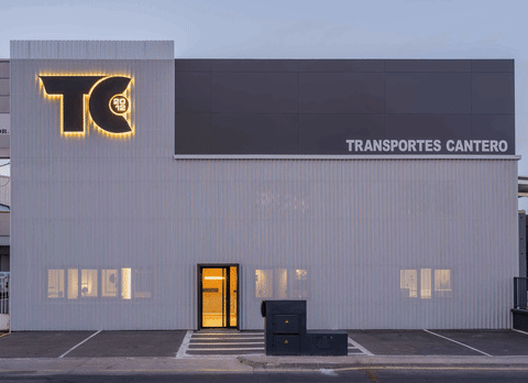 fachada oficinas traslucida chapa microperforada diseño interior AG