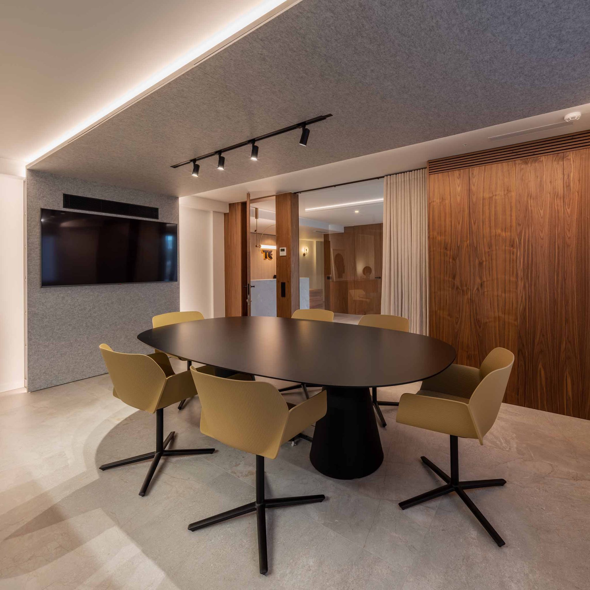 Despacho dirección y sala de reuniones. Mesa Reverse y sillas Nuez. Andreu World. AG Diseño Interior. Techo Acústico. Iluminación funcional.