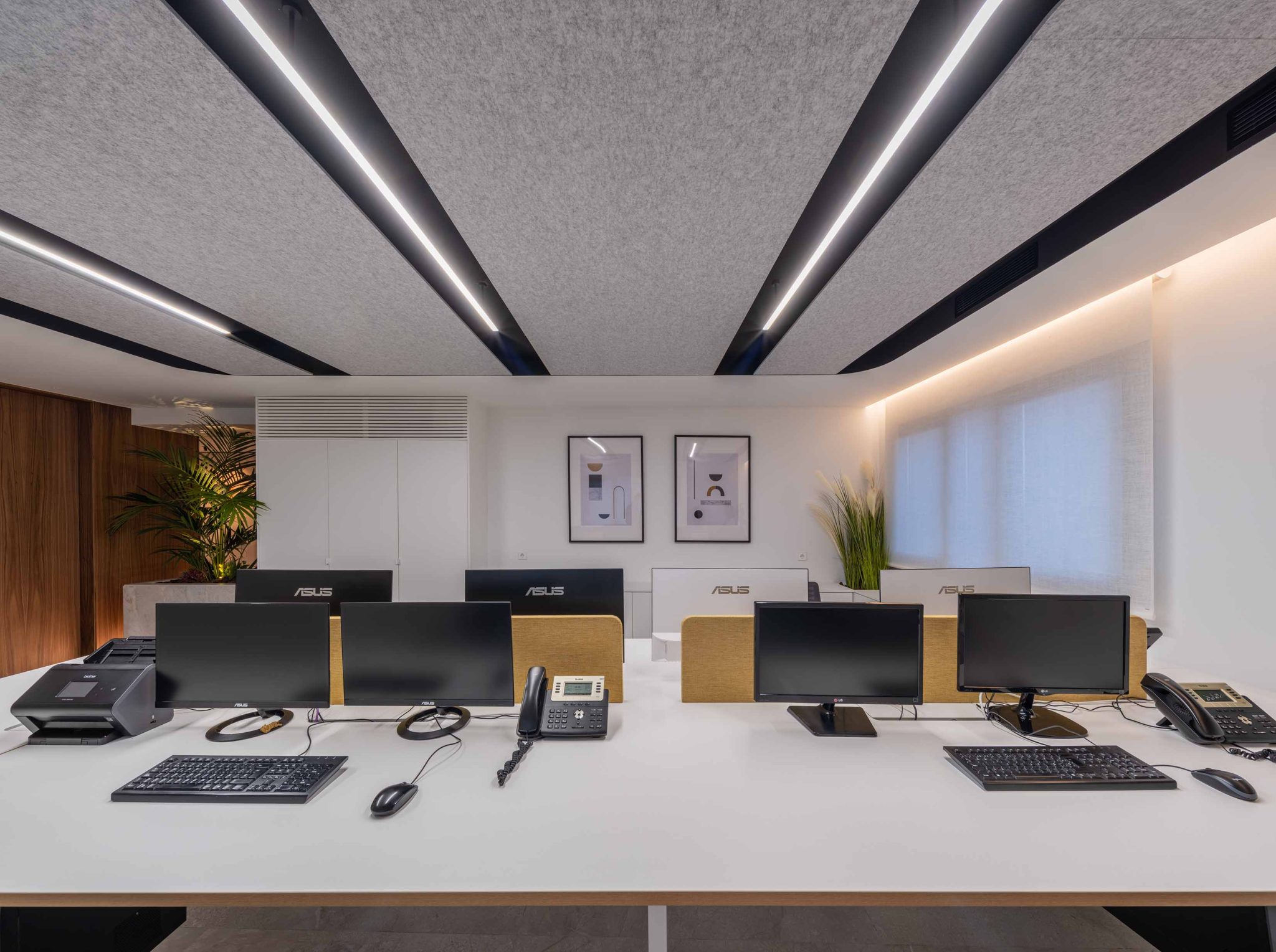 sala de trabajo oficinas de transporte. Paneles acusticos ecocero en techo con iluminacion integrada y paneles acusticos en mesas de trabajo. Sonido controlado. AG Diseño Interior. Transportes Cantero.
