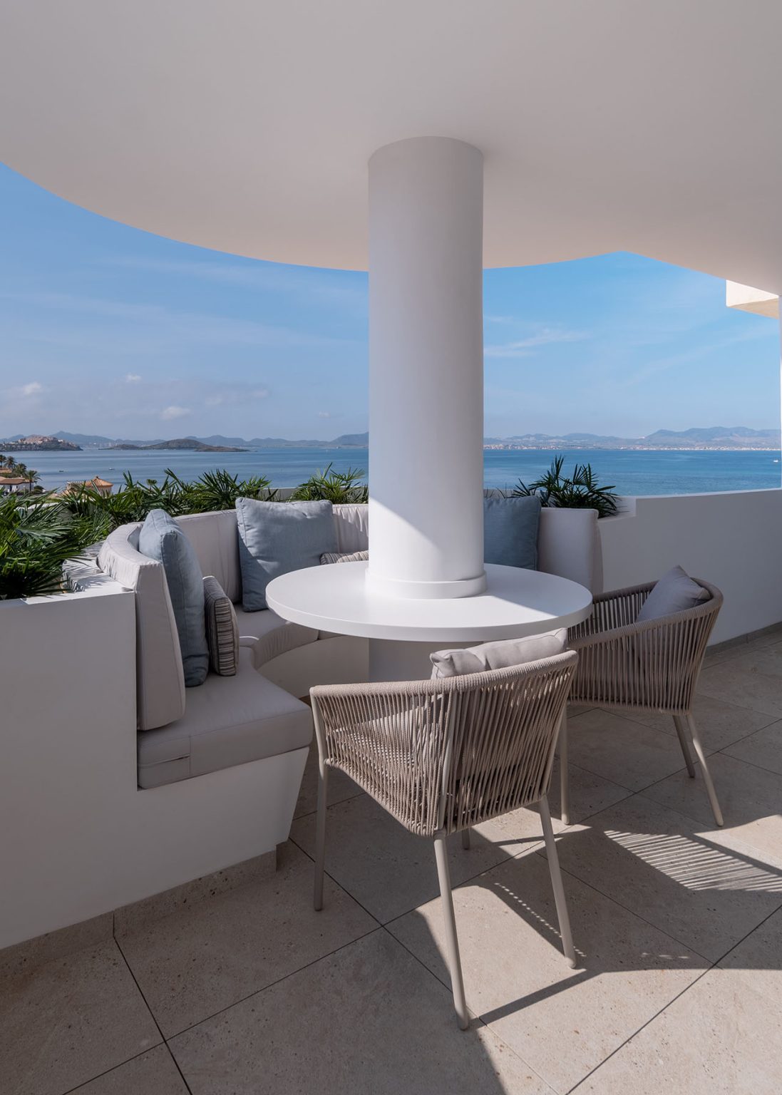 zona chill out en terraza con vistas al mar menor de la manga